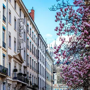 https://hotel-des-artistes.hotels-rhonealpes.com